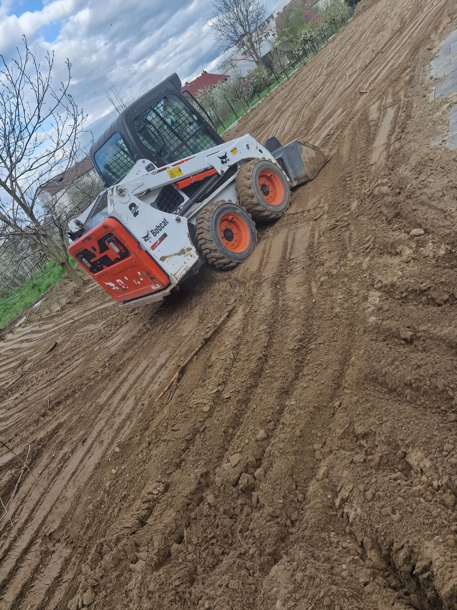 Închiriez bobcat  cilindru compactor