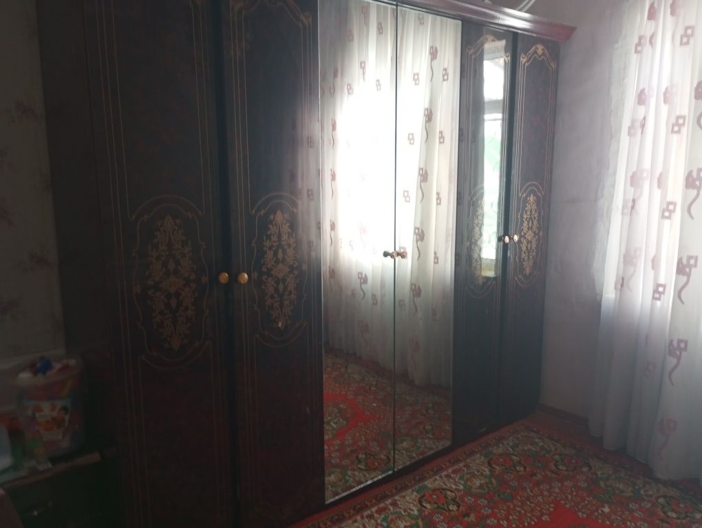 Shkaf 3 eshikli tokchalari bor
