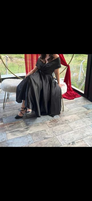 Официална черна рокля.