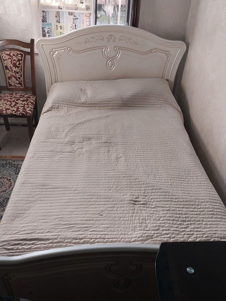 Продаётся 1,5-спальная кровать с матрасом