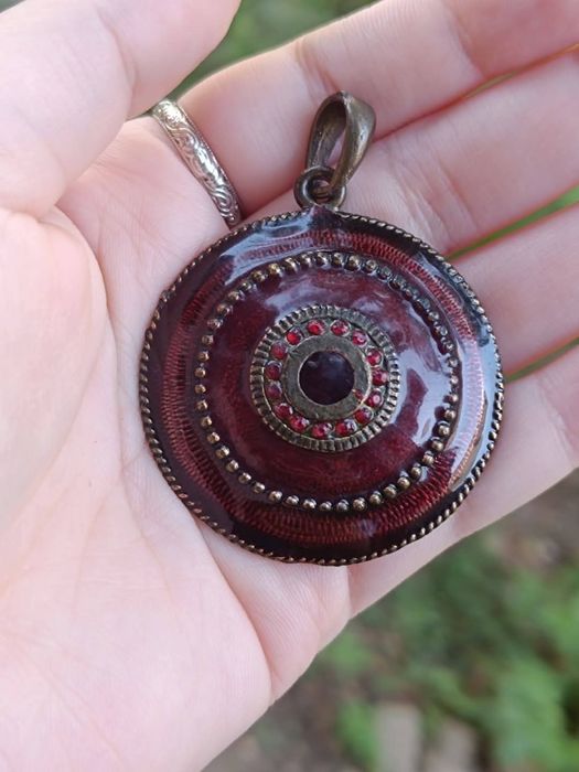 Vechi pandantiv din bronz cu email rosu, India