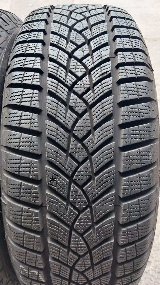 Зимни гуми 215/60/16 Goodyear Ultragrip Performance 4 броя