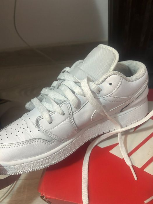 Vând Jordan 1 low