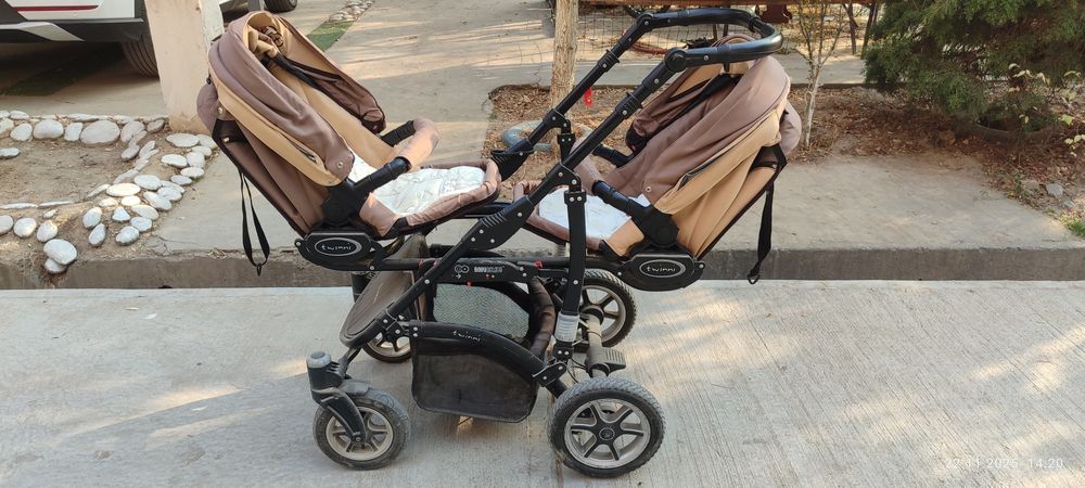 Коляска для двойняшек или близняшек.