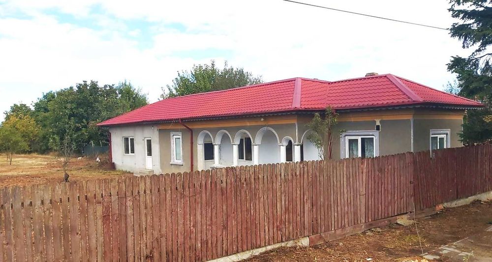 Casa 116 mp + curte 2800 mp 37m la sosea Gostinari langa Primarie