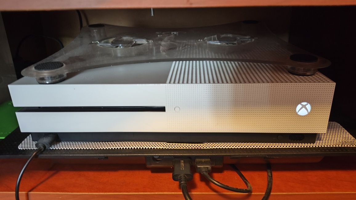 Xbox One 1 tb+2controlere+acumulatori si dock de incarcare+cabluri.