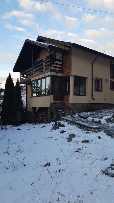 Inchiriere de revelion vila cu 8 camere si corp cu 4 camere