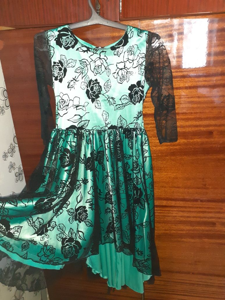 Продам  ожурное платье  для девочек 9-10лет
