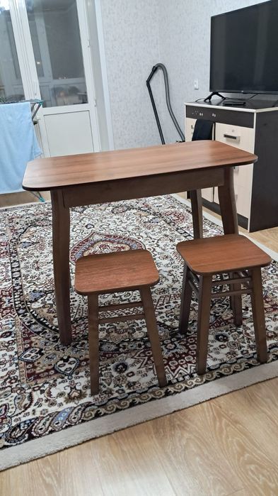 Продам стол и 4 табуретки