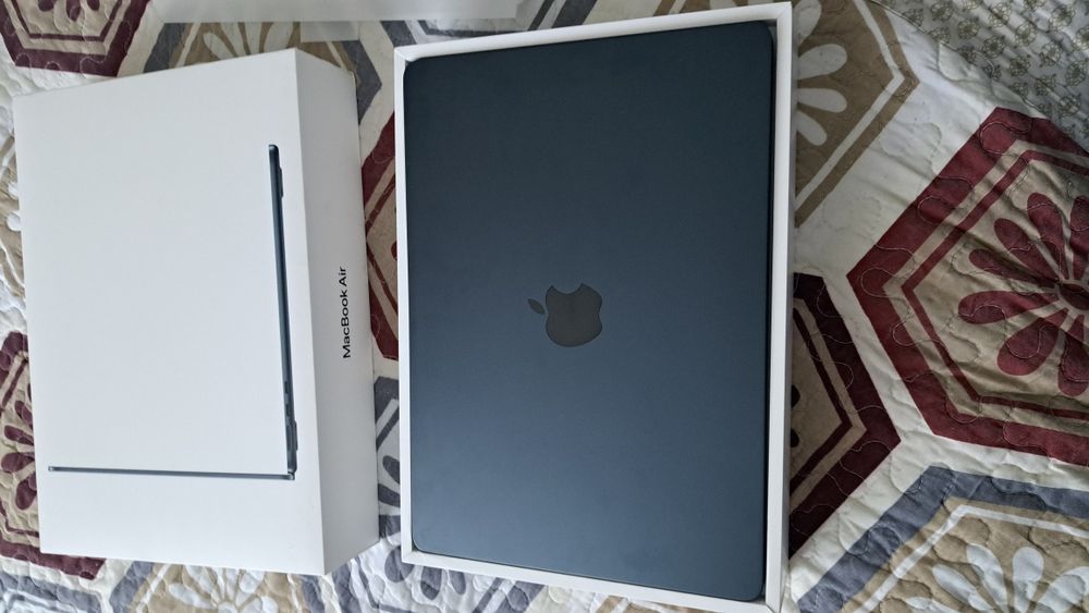 MacBook Air 13-inch ,8 GB, 256gb ssd