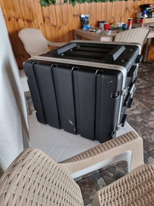Rack case 8 u cu priza Python pe el 750 de lei
