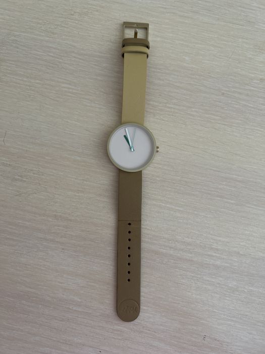 Женские наручные часы бренда AARK X DANIEL EMMA