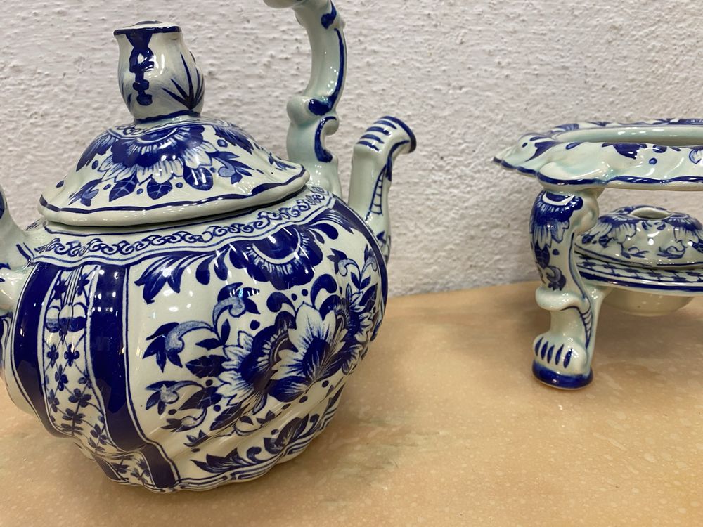 Белгийски порцеланов чайник  със стойка и спиртник на Boch Belgium