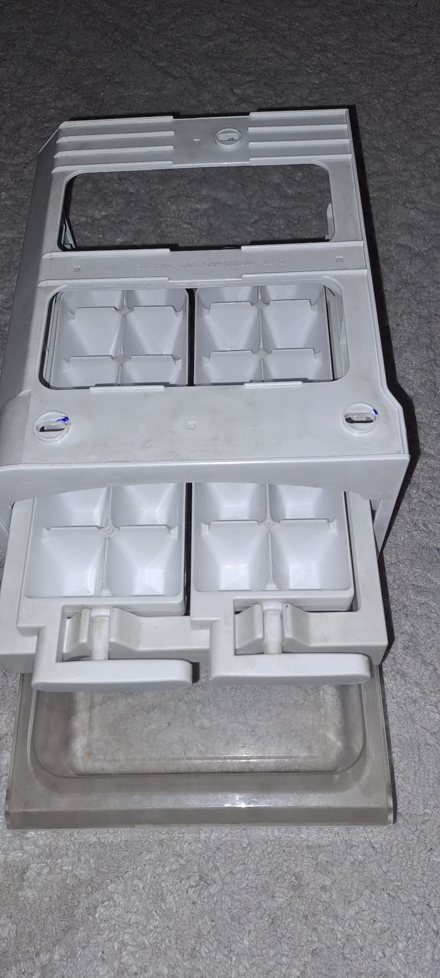 Продам контейнер замороживаний кубики лда для холодильника..