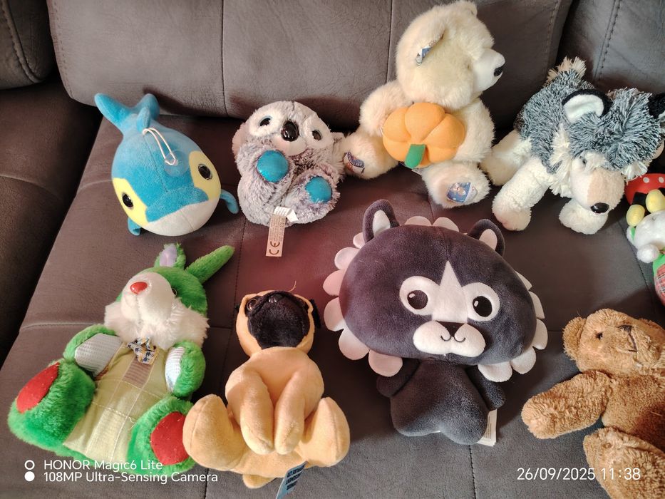 Кашон с плюшени играчки . Седяли са само за украса , не е играно с тях