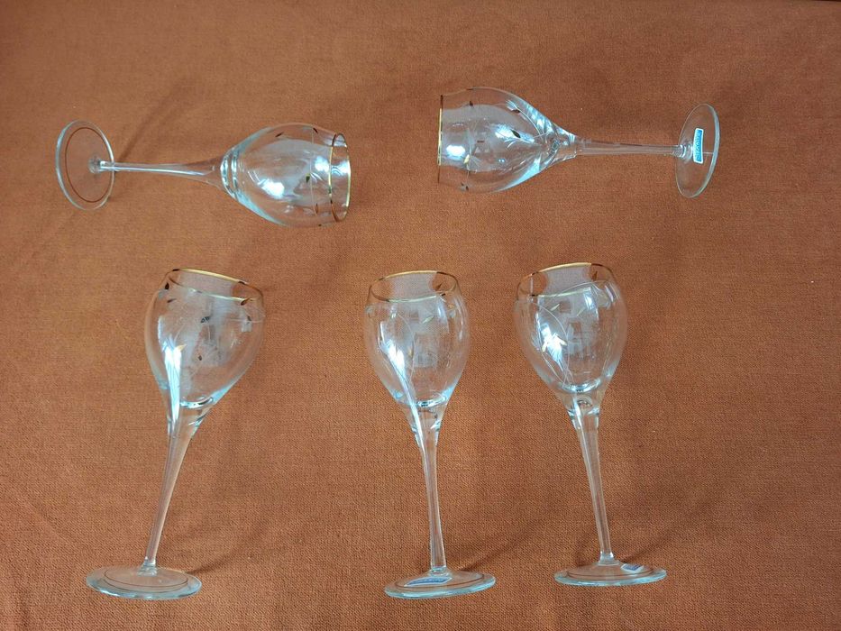 Pahare vechi pentru vin, model deosebit, buza + model aurit, buc = 5