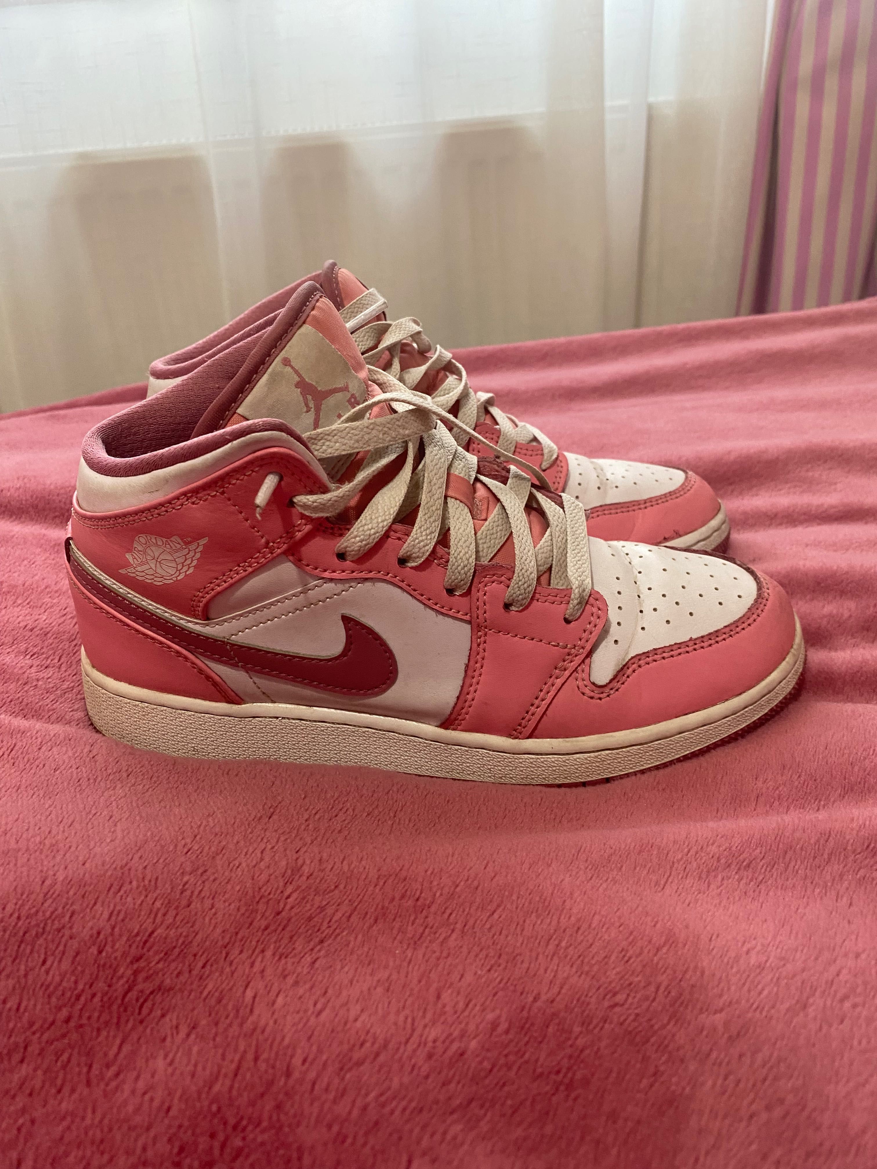 Air Jordan 1 Mid “Valentine’s day 2023”