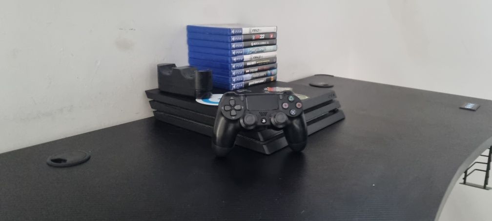 Vând ps4 pro cu un tera