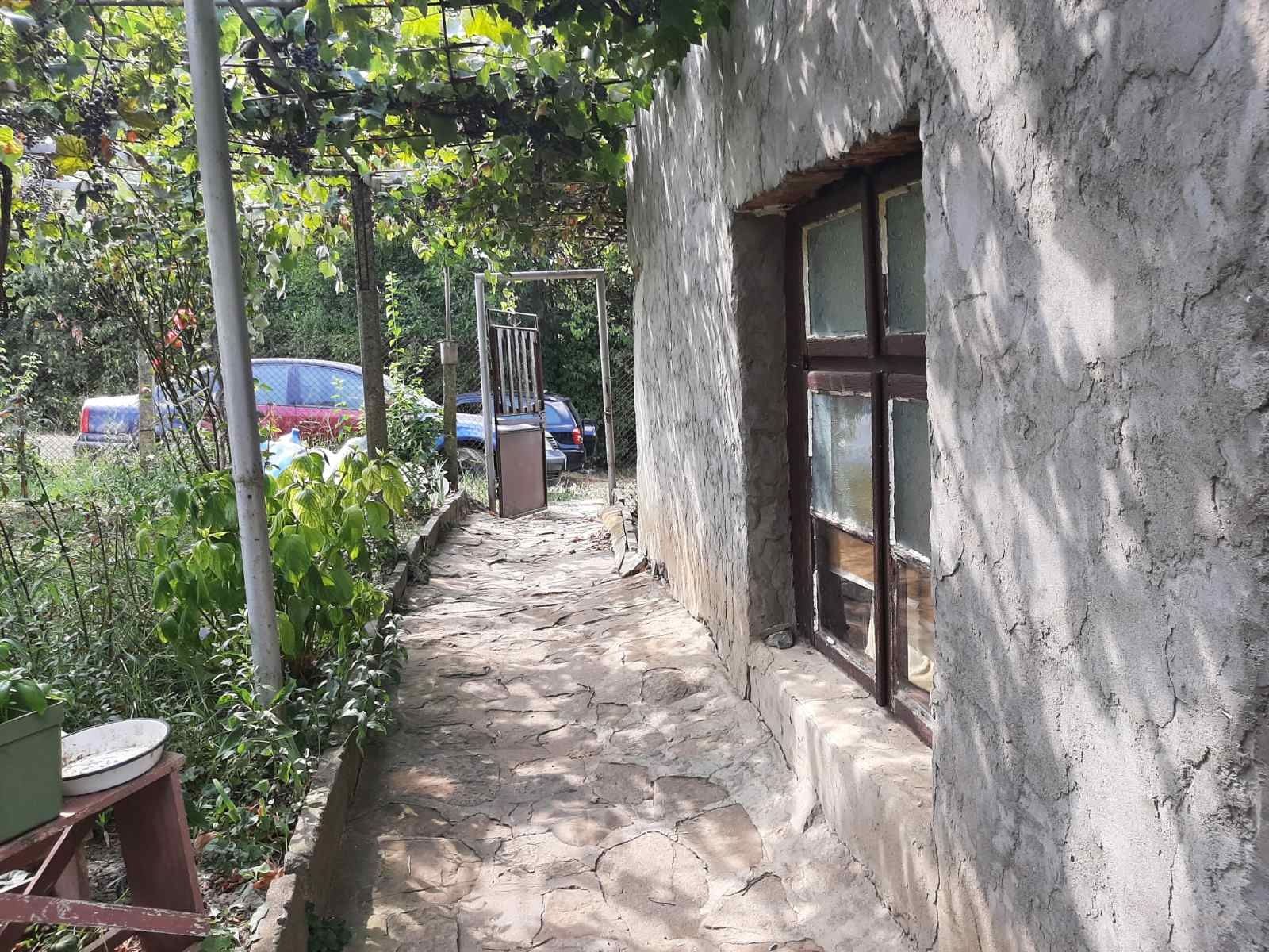Продавам тухлена къща на 2 етажа с площ 116 кв м Дворно място 5453 кв
