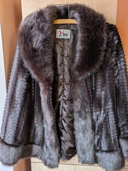 Haina blana artificiala scurta maro cu fermoar XXL