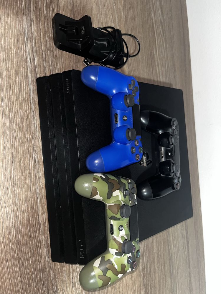 Vand PlayStation 4pro 1tb.+3 controlere