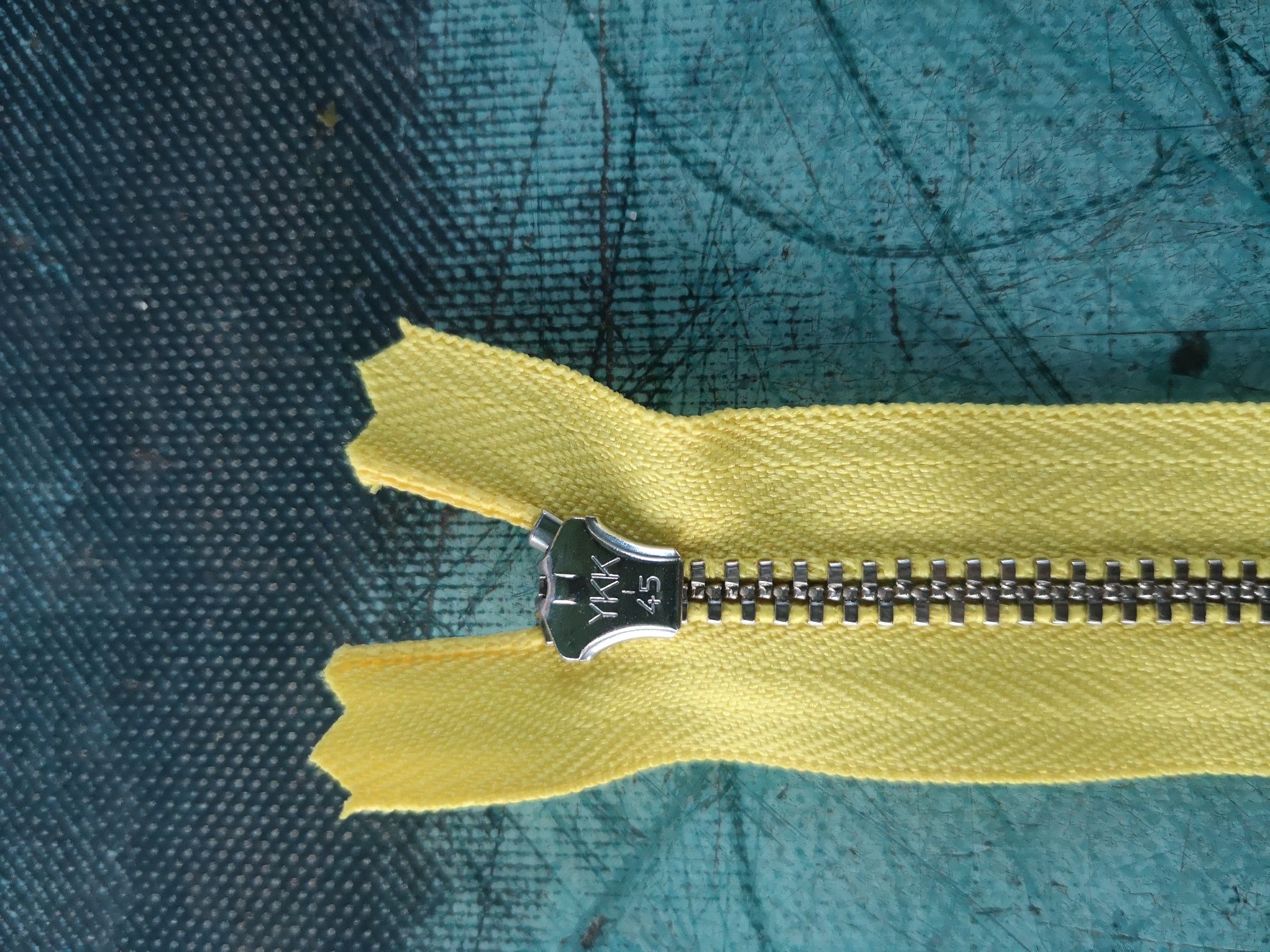 Подлепваща шивашка лента(Vilene) и ципове 15 см