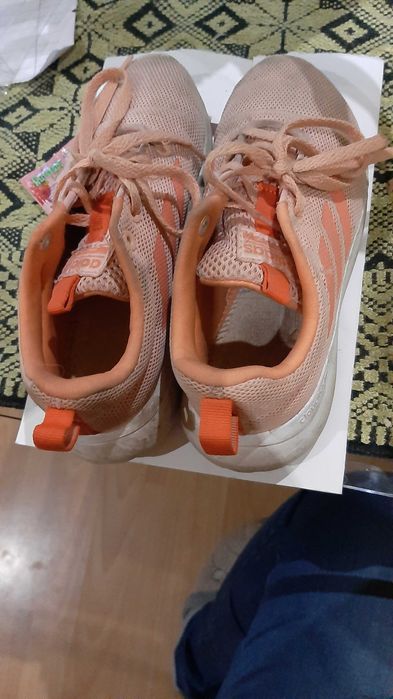 Продавам детски маратонки adidas