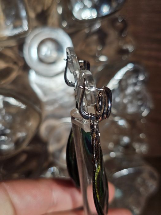 Ръчно изработени обеци с паунови пера, запечатани в епоксидна смола.