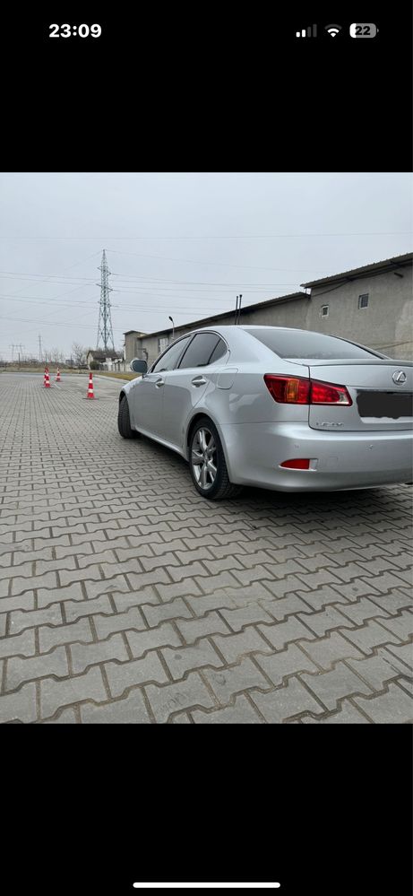 Lexus is facelift impecabil