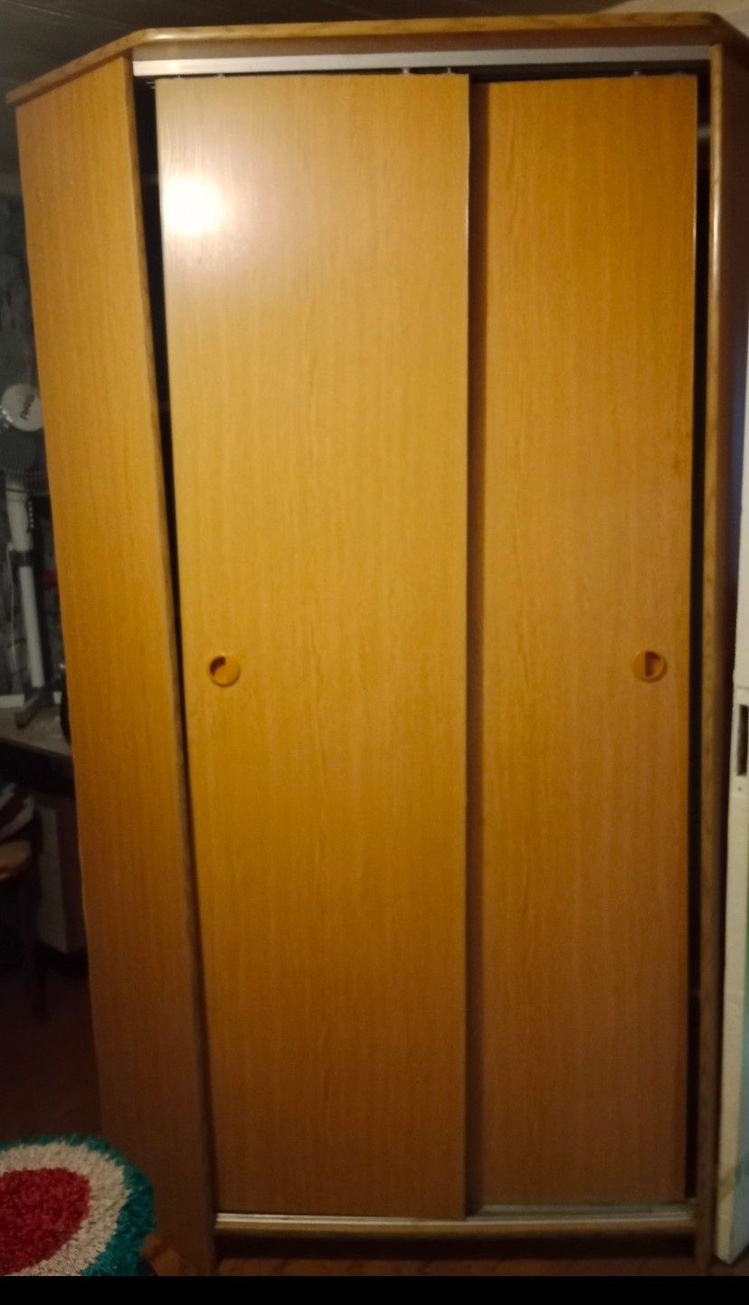 Продам угловой шифонер