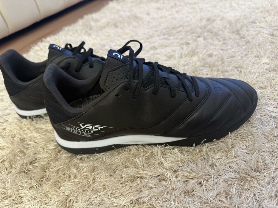Adidasi fotbal din piele Kipsta Viralto.
