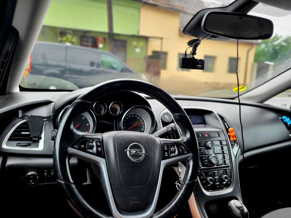 Vând Opel astra j