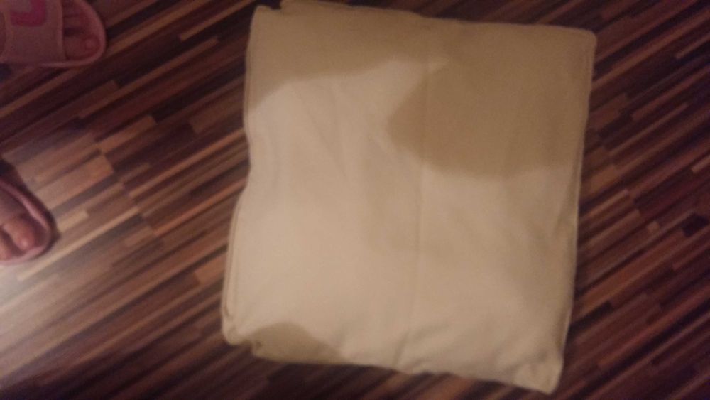 De vanzare 2 perne crem groas pufoase cu fete fermoar pot fi spalate