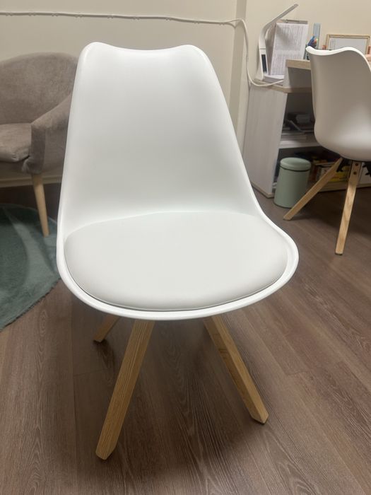 2 броя посетителски столове за бюро