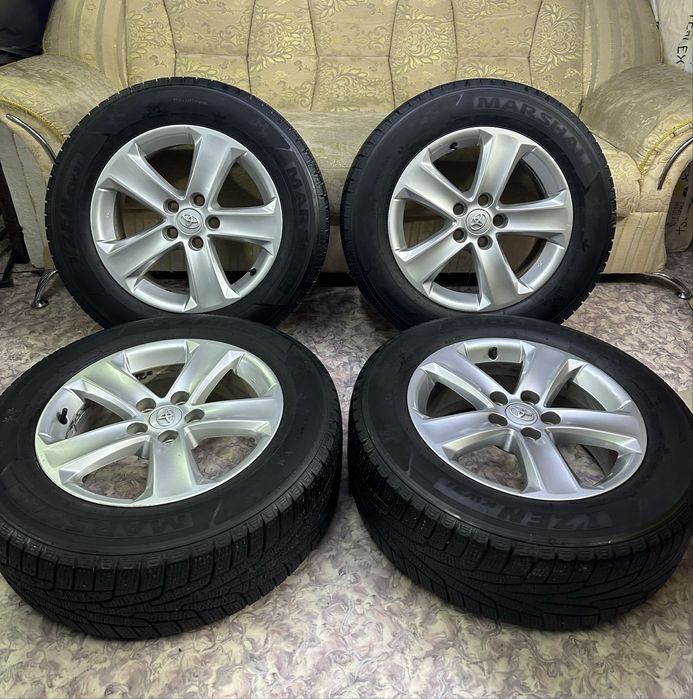Оригинальные диски R17 от Toyota Rav4 с зимними шинами 225/65 R17