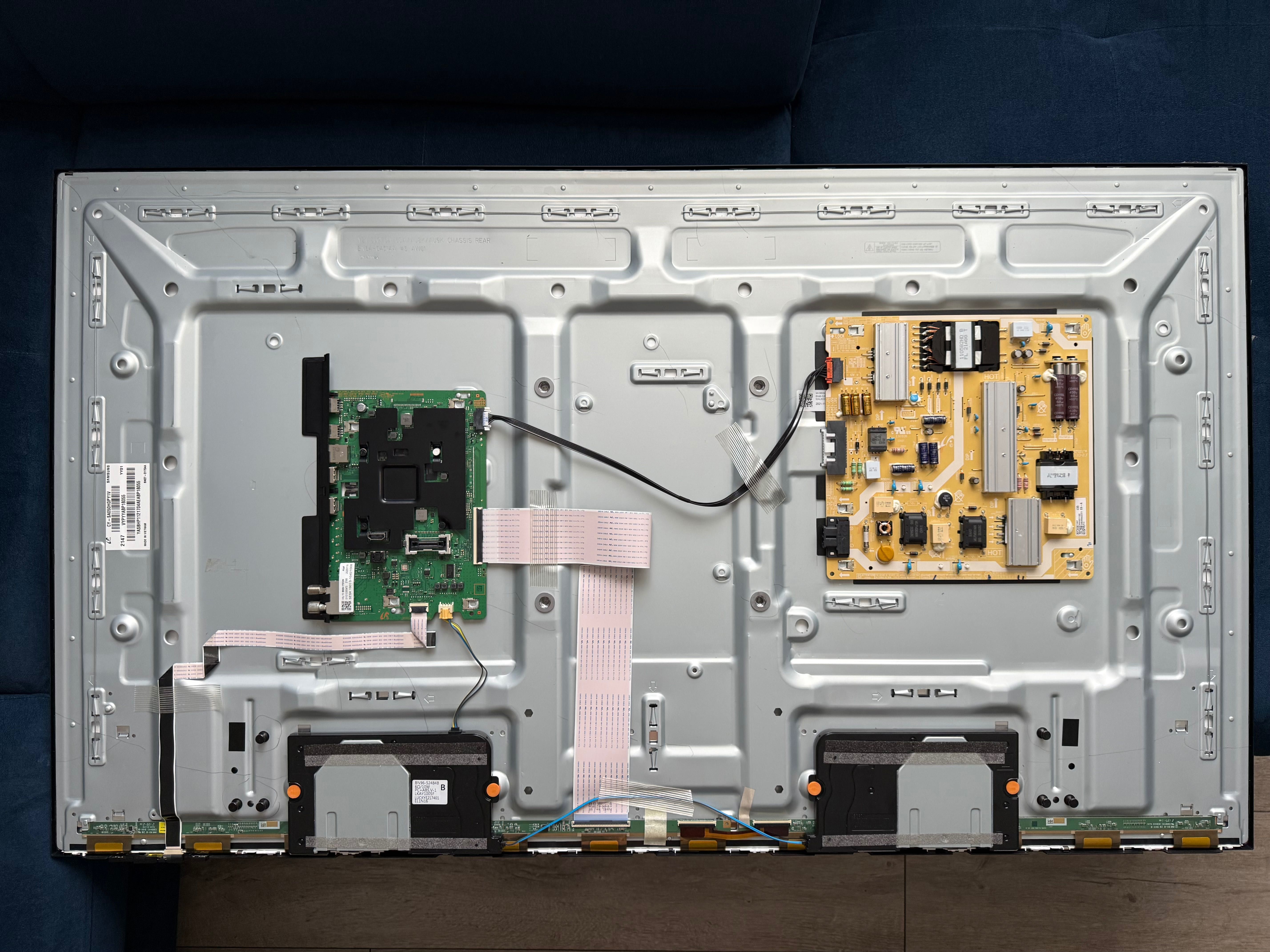 Samsung 50AU8072 4K UHD рестартира се