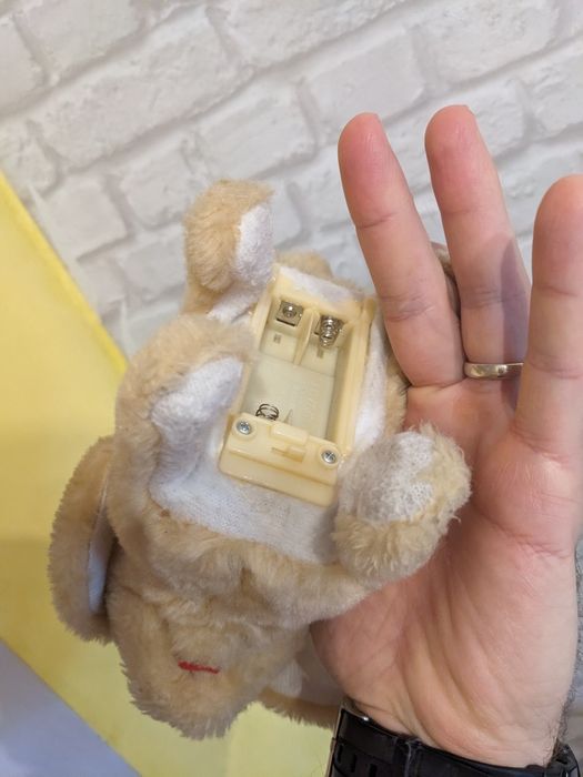 Catelus de plus jucarie pe baterii