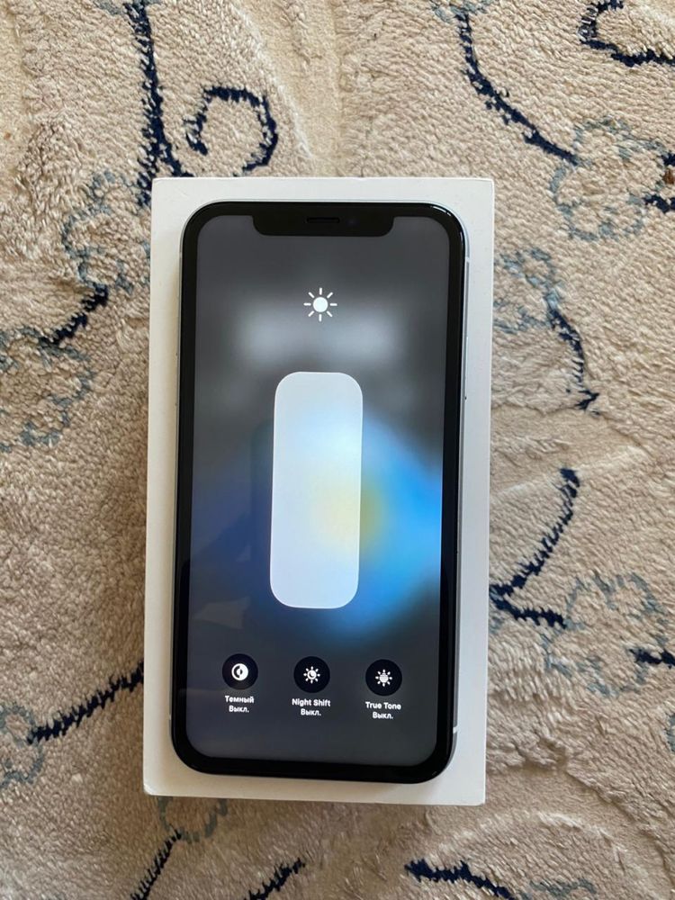 iPhone XR (white)