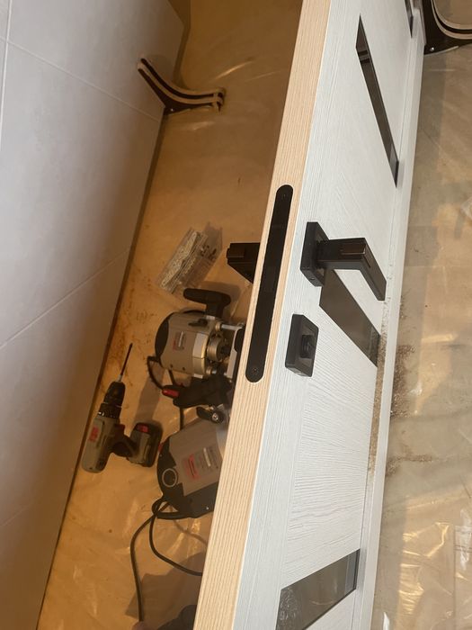 Установка межкомнатных дверей, врезка замков.