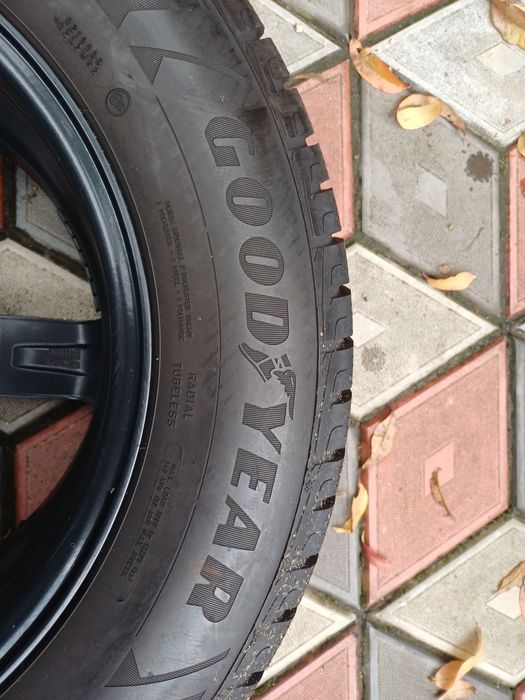 Vând 4 anvelope de iarna 235 65 r17 GOODYEAR  foarte bune