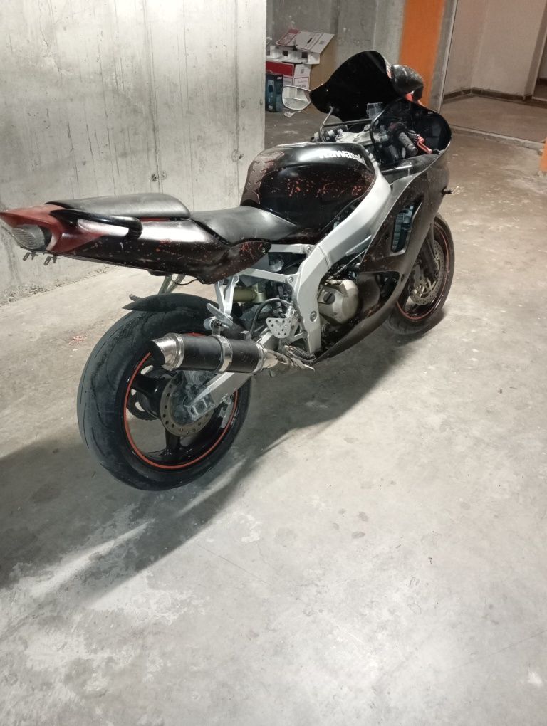 Kawasaki ZX6R на части