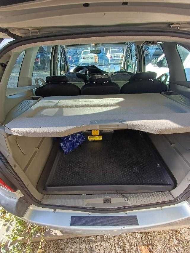 Продавам в много добро състояние кола Renault Scenic 1.6 Бензин 2000г