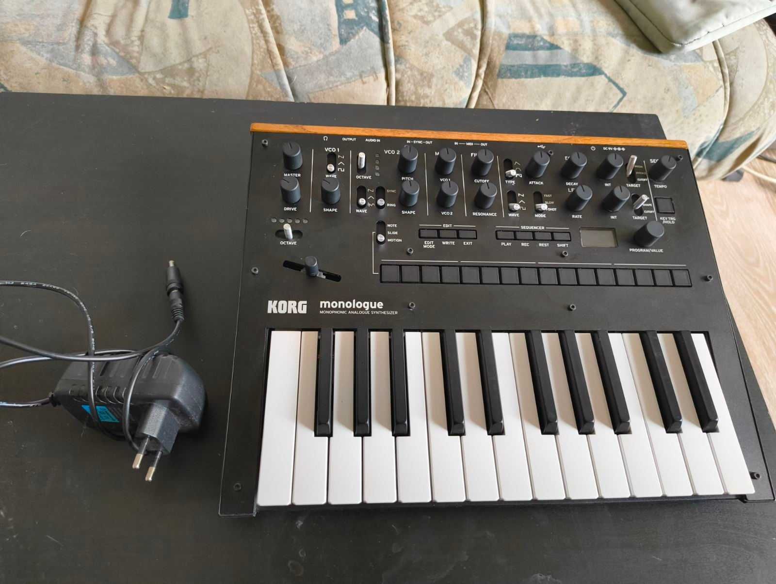 KORG Monologue синтезатор