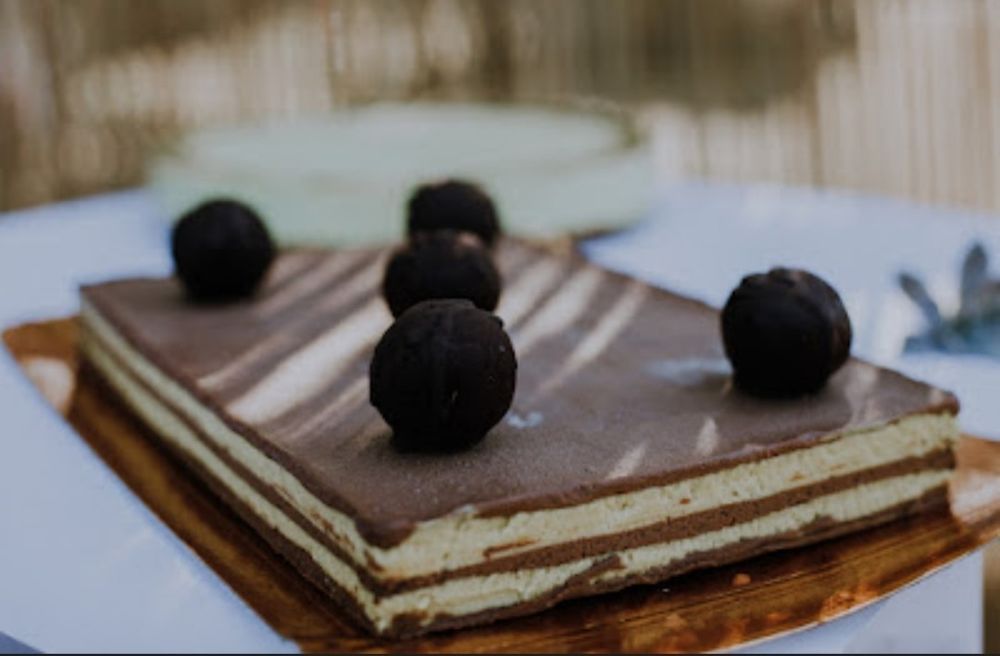 Tort Raw vegan și bomboane dulci