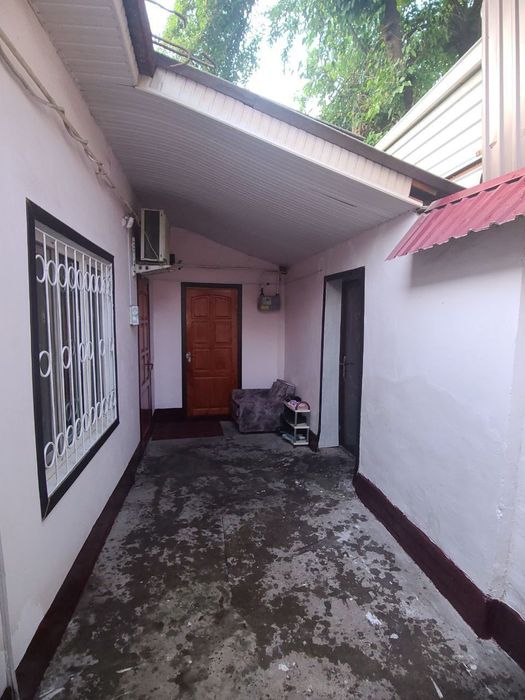 Миробадский район напротив узбума ГАИ продается три комнаты в жактовск