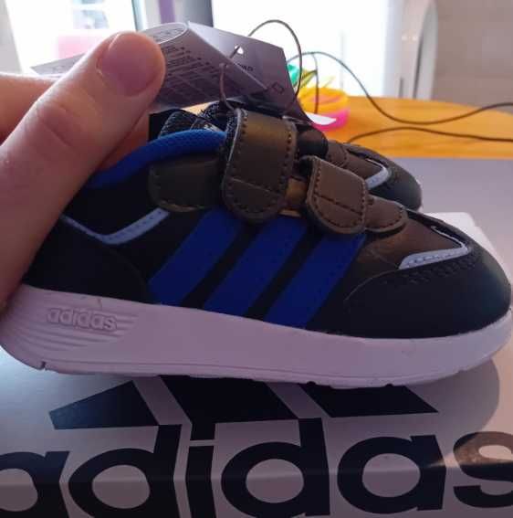 Чисто нови оригинални детски маратонки Adidas - номер 23