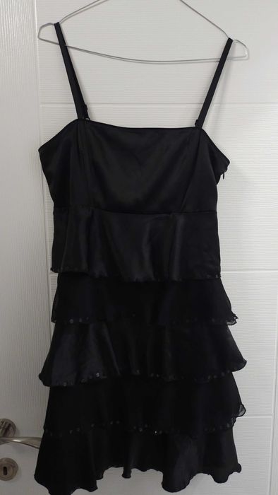 Черна рокля сатен и шифон с паети