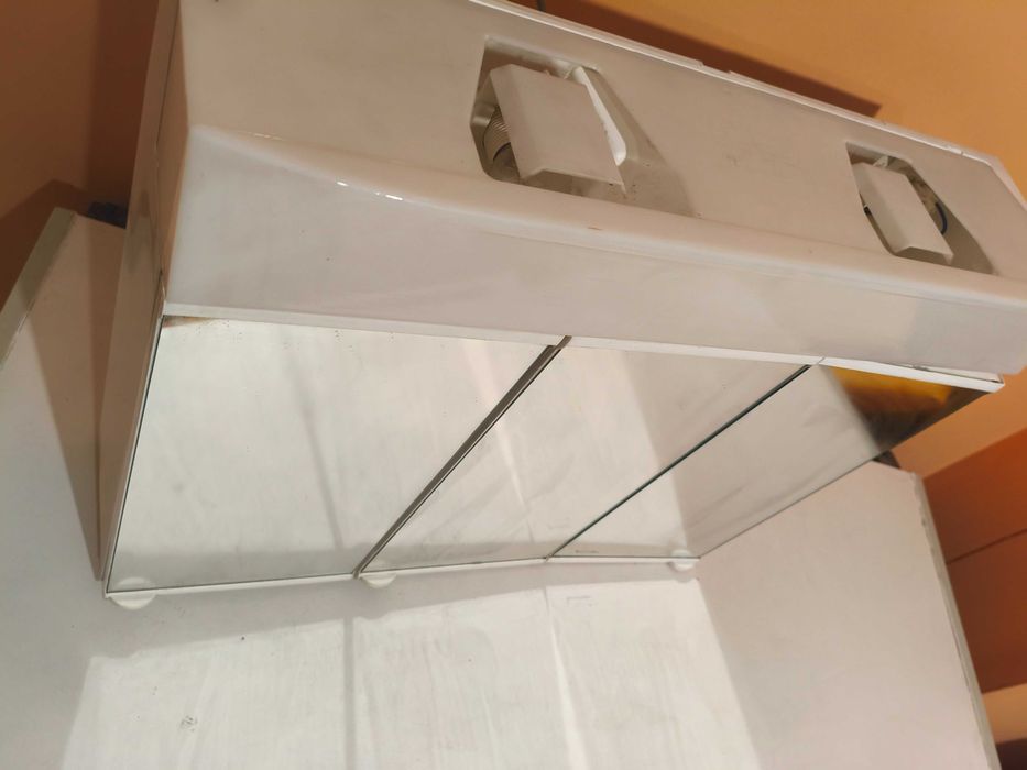 Горен шкаф за баня