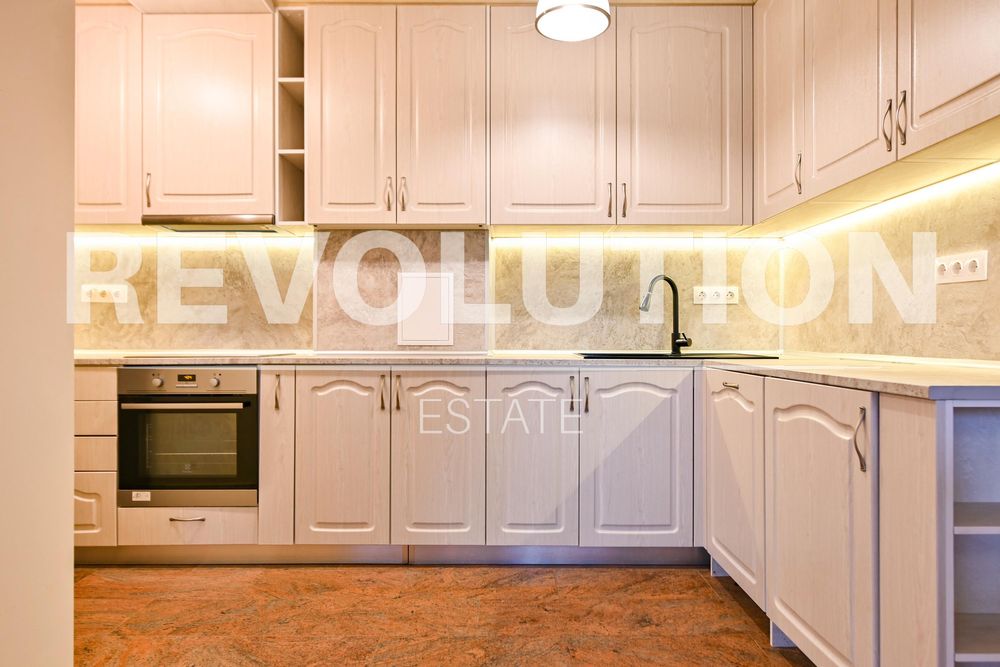 Дава се под наем Четиристаен апартамент в София, Изток - 180 кв.м за 1500 € - Снимка #3