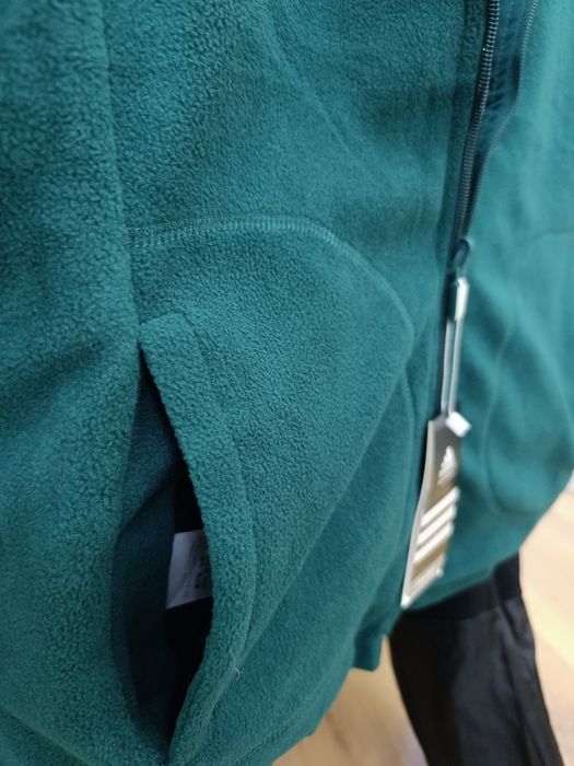 Adidas brendidagi sportifka